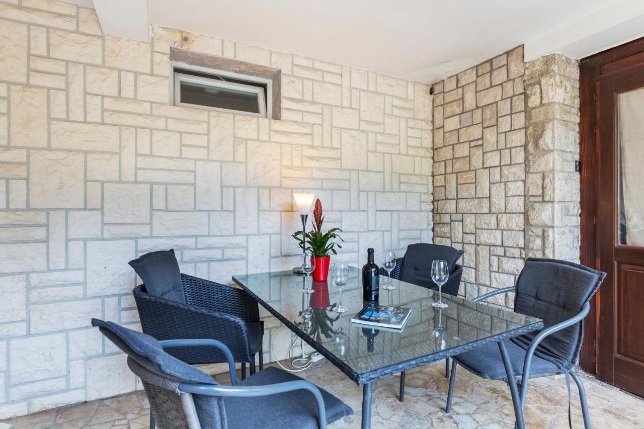 Apartments Villa Lungomare Pula Exterior photo